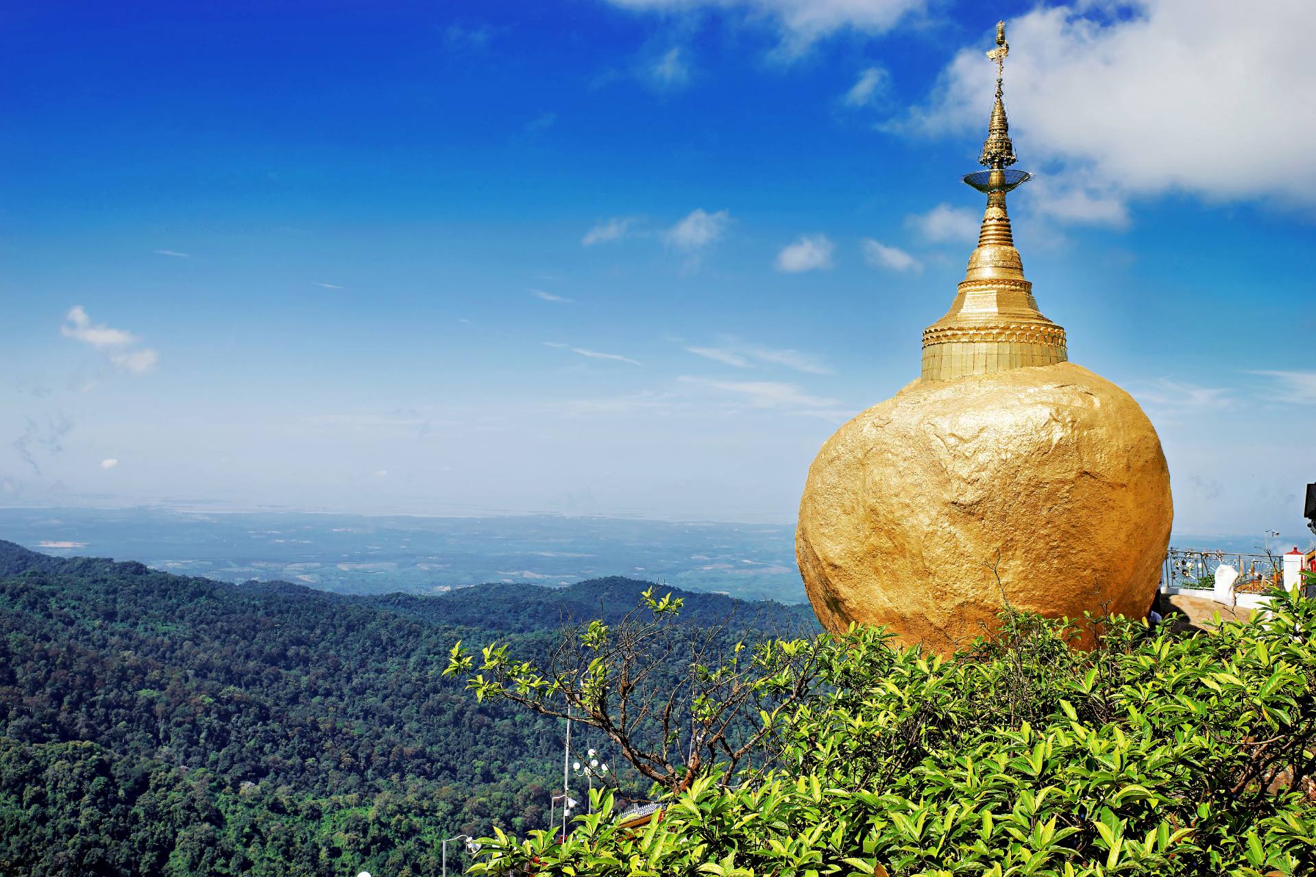 Der Goldene Felsen ist ein riesiger Felsen mit einem Durchmesser von etwa 6 m auf einer Höhe von etwa 1.200 m. Der Überlieferung nach wurde der Felsen vor 2.500 Jahren von zwei Nats (Geistern) dort platziert. Der Legende nach wird er nur von zwei Haaren Buddhas im Gleichgewicht gehalten, sodass er nicht herunterfällt. Es ist eine der heiligsten buddhistischen Stätten in Myanmar. Frauen ist es nicht erlaubt, ihn zu berühren.